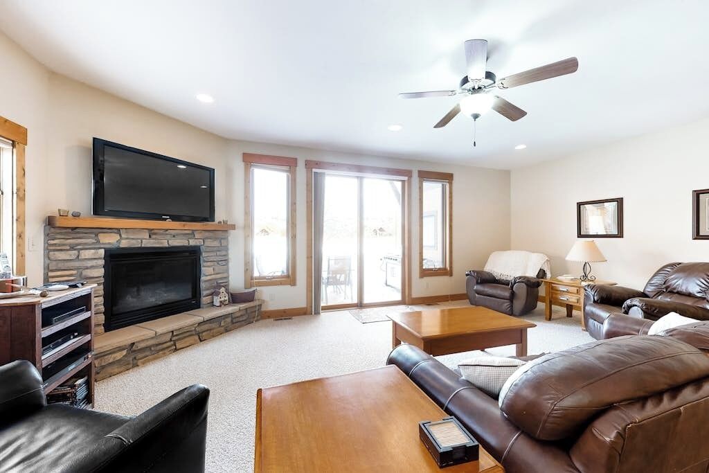 TV, fireplace, DVD player, books