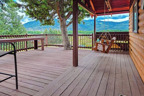 Charming cabin close to activities with spacious deck and great views