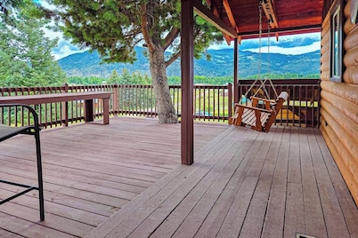 Charming cabin close to activities with spacious deck and great views
