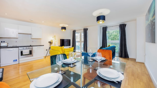 Un espacio moderno para vivir con comedor, cocina y zona de estar.