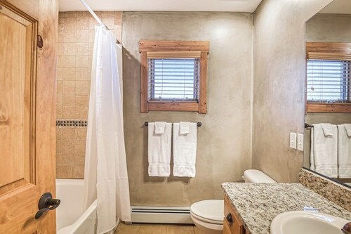 Coursefront Condo with WiFi, Gas Fireplace, Private Washer/Dryer, and Gas Grill
