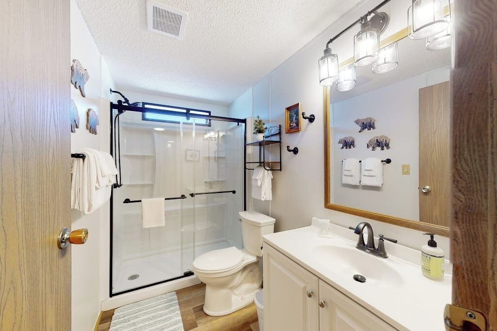 Douche, séchoir à cheveux, serviettes fournies