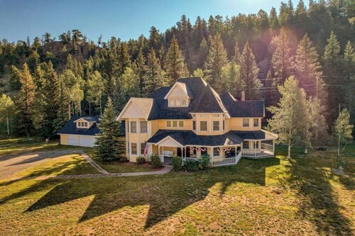 Mountain-view studio with private balcony, wood stove, and fast WiFi