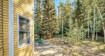Mountain-view studio with private balcony, wood stove, and fast WiFi