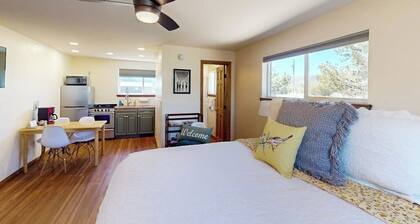 Cozy studio w/ nearby hiking & biking trails, free Wifi