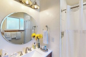 Shower, hair dryer, towels