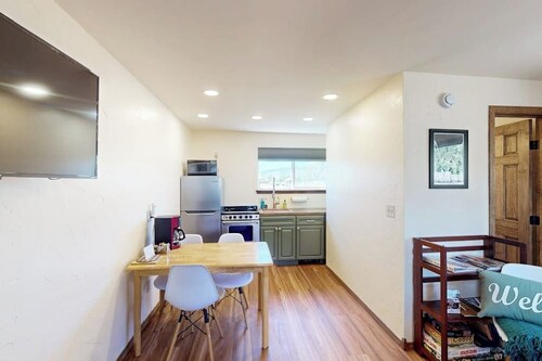 Cozy studio w/ nearby hiking & biking trails, free Wifi