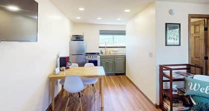 Cozy studio w/ nearby hiking & biking trails, free Wifi