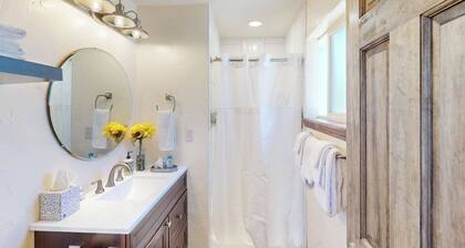 Cozy studio w/ nearby hiking & biking trails, free Wifi