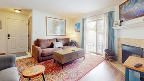 Ein Wohnzimmer mit einer Couch, einem Couchtisch und einem Kamin.