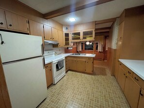 Private kitchen - 3-bedroom house in welcoming Lebanon with cool AC comfort (Lebanon)
