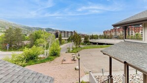 Hotellissa on katettu ulkoalue, kivetty sisäpiha sekä näkymät ympäröiviin rakennuksiin ja kukkuloille.