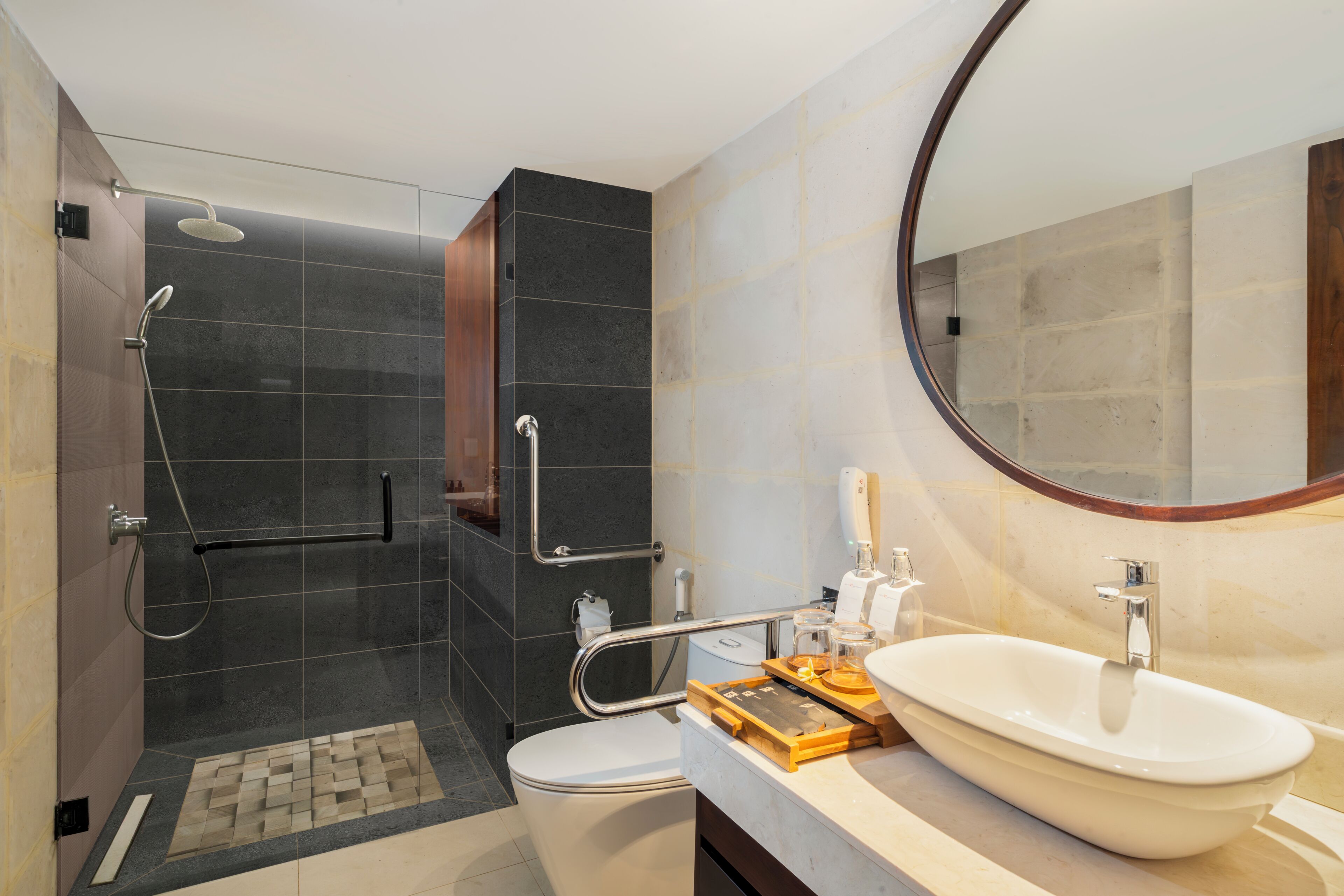 Ein modernes Badezimmer mit Dusche, Toilette und Waschbecken, ausgestattet mit einem großen Spiegel und einer Holzablage.