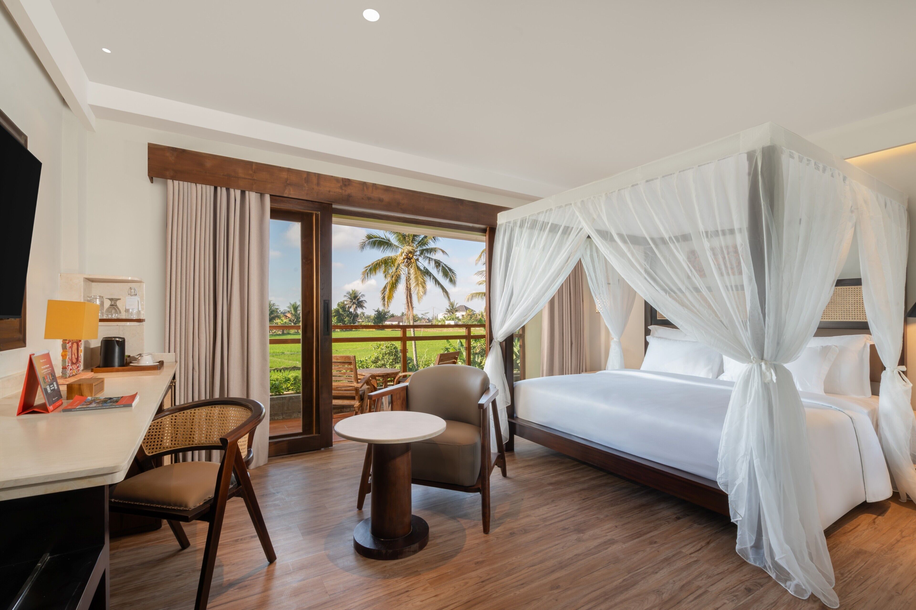 Deluxe Room Nature View with Balcony | Cofres nos quartos, escrivaninha, espaço de trabalho para notebook