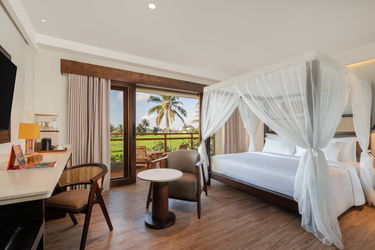 Deluxe Room Nature View with Balcony | 객실 내 금고, 책상, 노트북 작업 공간, 다리미/다리미판