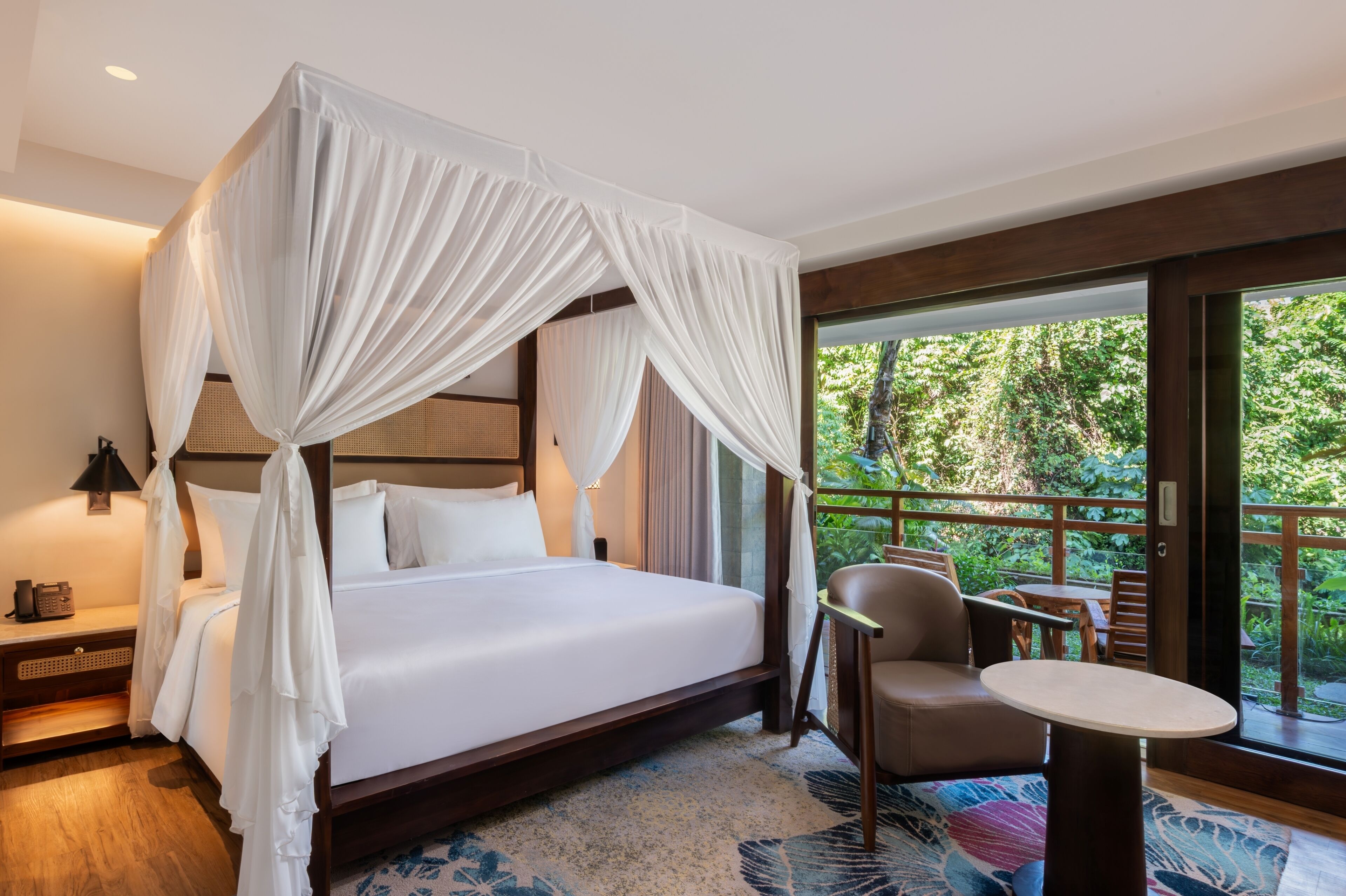 Deluxe Room | Cofres nos quartos, escrivaninha, espaço de trabalho para notebook