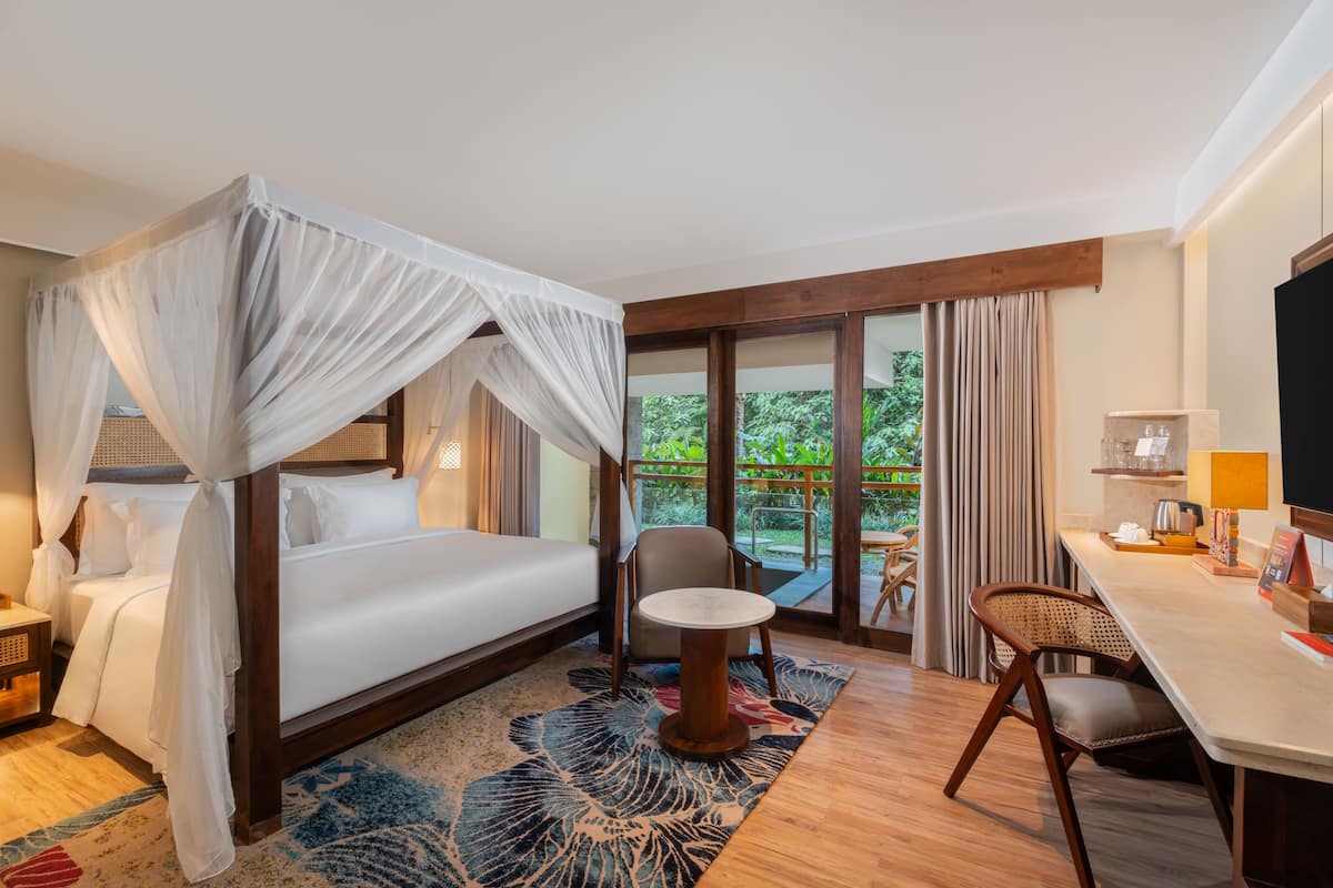 Deluxe Room Nature View with Plunge Pool and Balcony | 객실 내 금고, 책상, 노트북 작업 공간, 다리미/다리미판