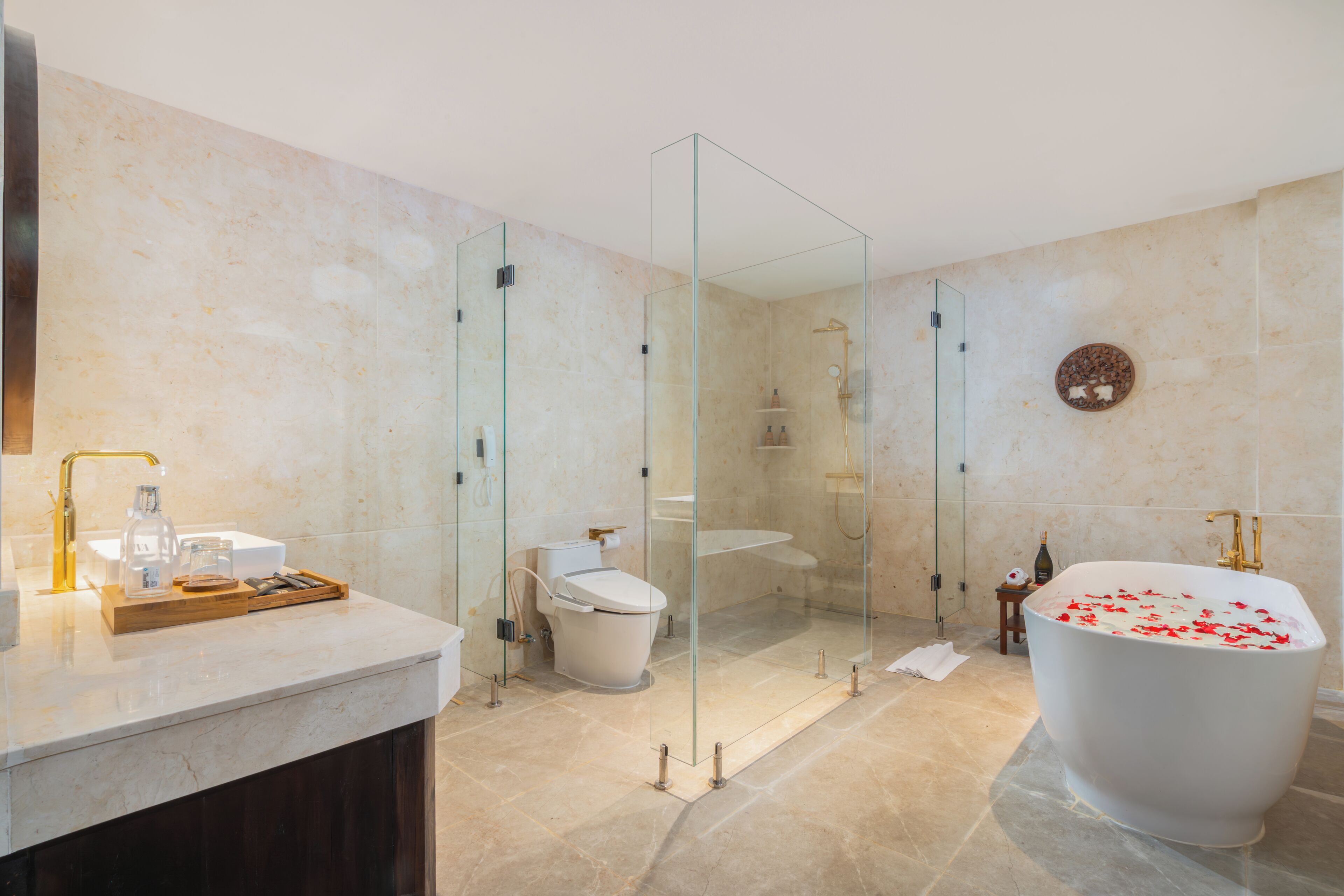Ein modernes Badezimmer mit einer Glasdusche, einer freistehenden Badewanne und einem Waschtisch mit Waschbecken und Spiegel.
