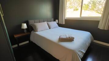 2 bedrooms, desk, iron/ironing board, free WiFi