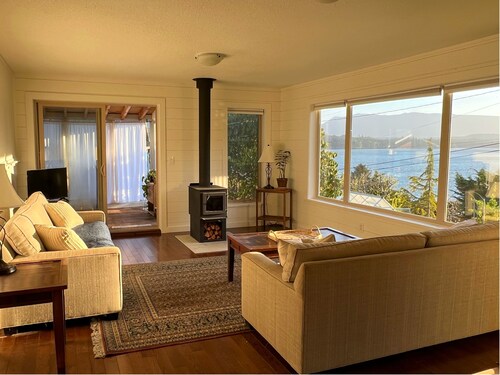 Coastal Nest Ocean & Mountain View Suite *NEW*