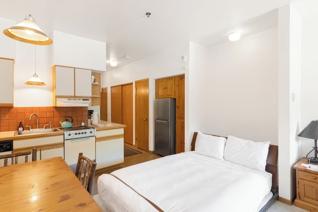 Cuna de viaje, wifi gratis, ropa de cama