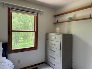 3 bedrooms, iron/ironing board, WiFi, bed sheets - Charming Home Away from Home, Olivet MI (Olivet)