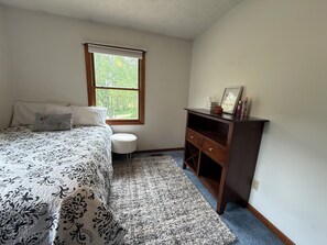 3 habitaciones, tabla de planchar con plancha, wifi y ropa de cama