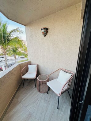 Terrace/patio - 2-Bedroom Condo in Beautiful San José del Cabo. Near Beach and Attractions. (San José del Cabo)
