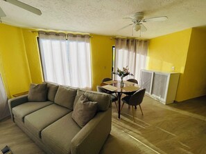Living area - 2-Bedroom Condo in Beautiful San José del Cabo. Near Beach and Attractions. (San José del Cabo)