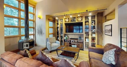 Modern Frisco Townhome with upscale features & world-class skiing
