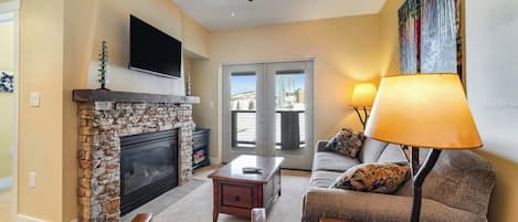 TV, fireplace, DVD player, books