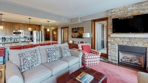 Una sala moderna con un sofá, una mesa de centro y una chimenea.