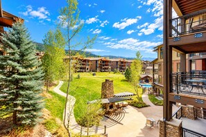Outdoor dining - Trailhead Lodge #3107 condo with bonus den and gas fireplace (Steamboat Springs)