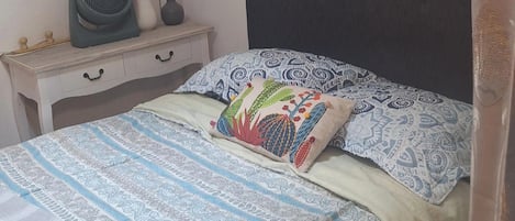 5 bedrooms, iron/ironing board, Internet, bed sheets
