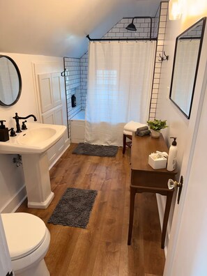 Shower, towels, toilet paper - Lovely 4-bed/2-bath house with plenty of space for large groups (Moscow)