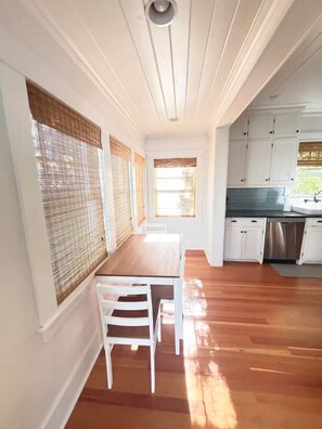Dining - Lovely 4-bed/2-bath house with plenty of space for large groups (Moscow)