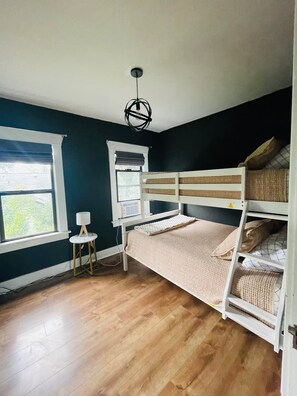 4 bedrooms, Internet, bed sheets - Lovely 4-bed/2-bath house with plenty of space for large groups (Moscow)