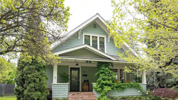 A green house with a porch, a front door, and a mailbox. - Lovely 4-bed/2-bath house with plenty of space for large groups (Moscow)