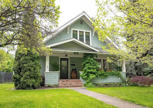 Lovely 4-bed/2-bath house with plenty of space for large groups