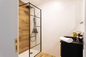 Deluxe Apartment | Bathroom