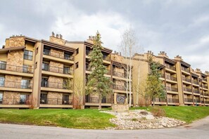Un hotel amb diverses plantes, balcons, un jardí ben cuidat i un senyal amb el nom 'La Casa'.