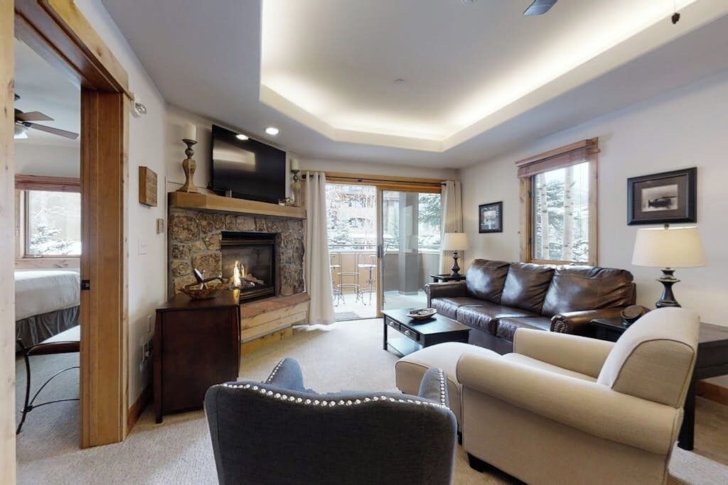 TV, fireplace