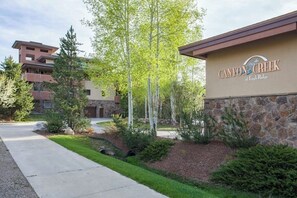 A building with a sign reading 'Canyon Creek at Eagle Ridge.' - Modern family getaway w/ a pool, pool spa, garage parking - walk to the gondola (Steamboat Springs)