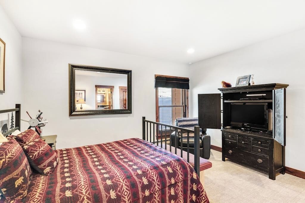 Iron/ironing board, travel crib, free WiFi, bed sheets