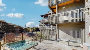 Ein Wohngebäude mit Pool, Außenbereich und geschlossenem Eingang.
