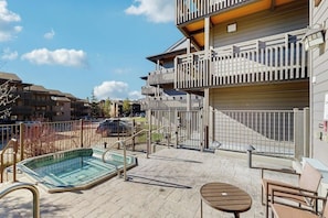 Ein Wohngebäude mit Pool, Außenbereich und geschlossenem Eingang.