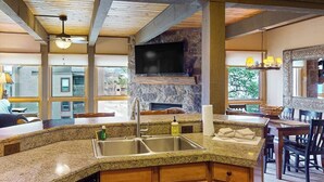 Una cocina con encimeras de granito, lavavajillas integrado y un salpicadero de piedra.