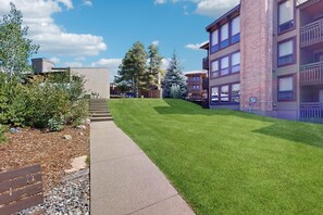 A pathway leading to a building with a flat roof and a brick facade. - 1st-floor chalet Lodge at Steamboat C106 | Pool | Hot tubs | Washer/Dryer (Steamboat Springs)