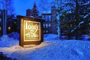 Schild für 'The Lodge at Steamboat' mit Berg- und Schneedesign.