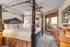 Ein Himmelbett mit Baldachin, ein Holzschrank und ein großer Spiegel.